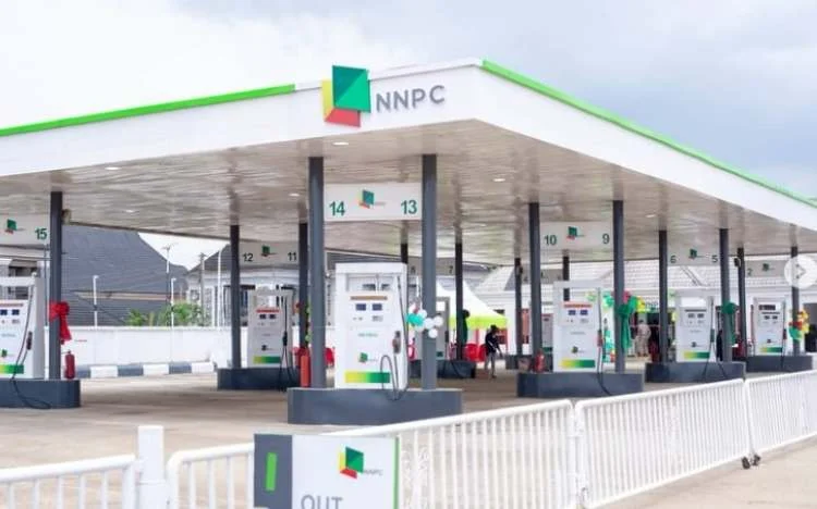 NNPCL reduces Petrol price to N1,370 per litre following weekend hike